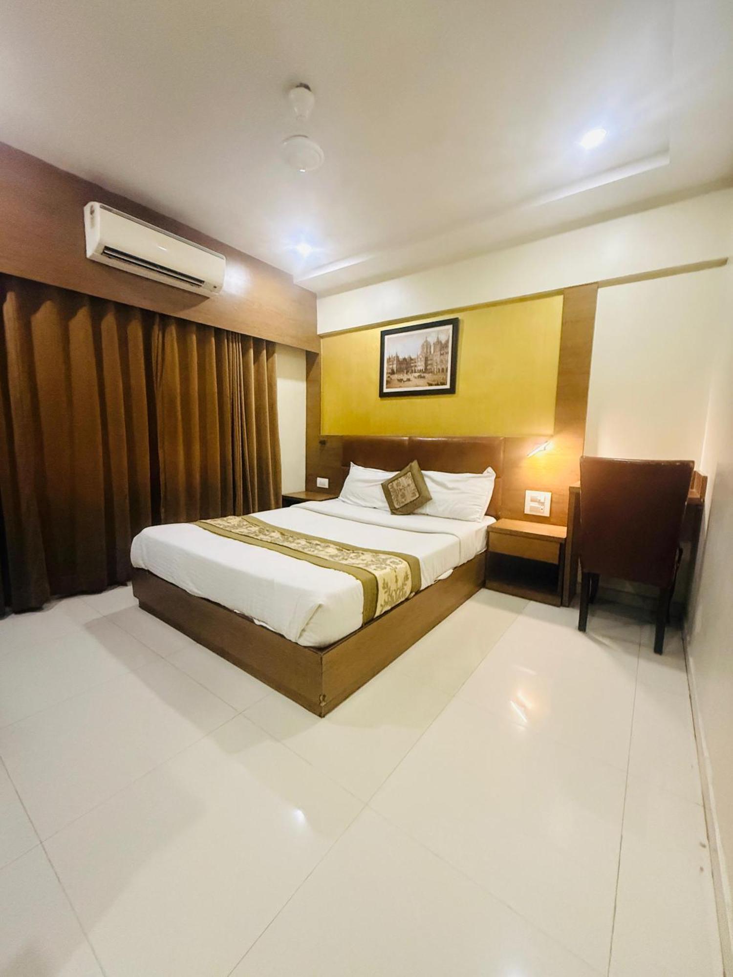 Hotel Crystal Luxury Inn- Bandra Мумбаи Экстерьер фото