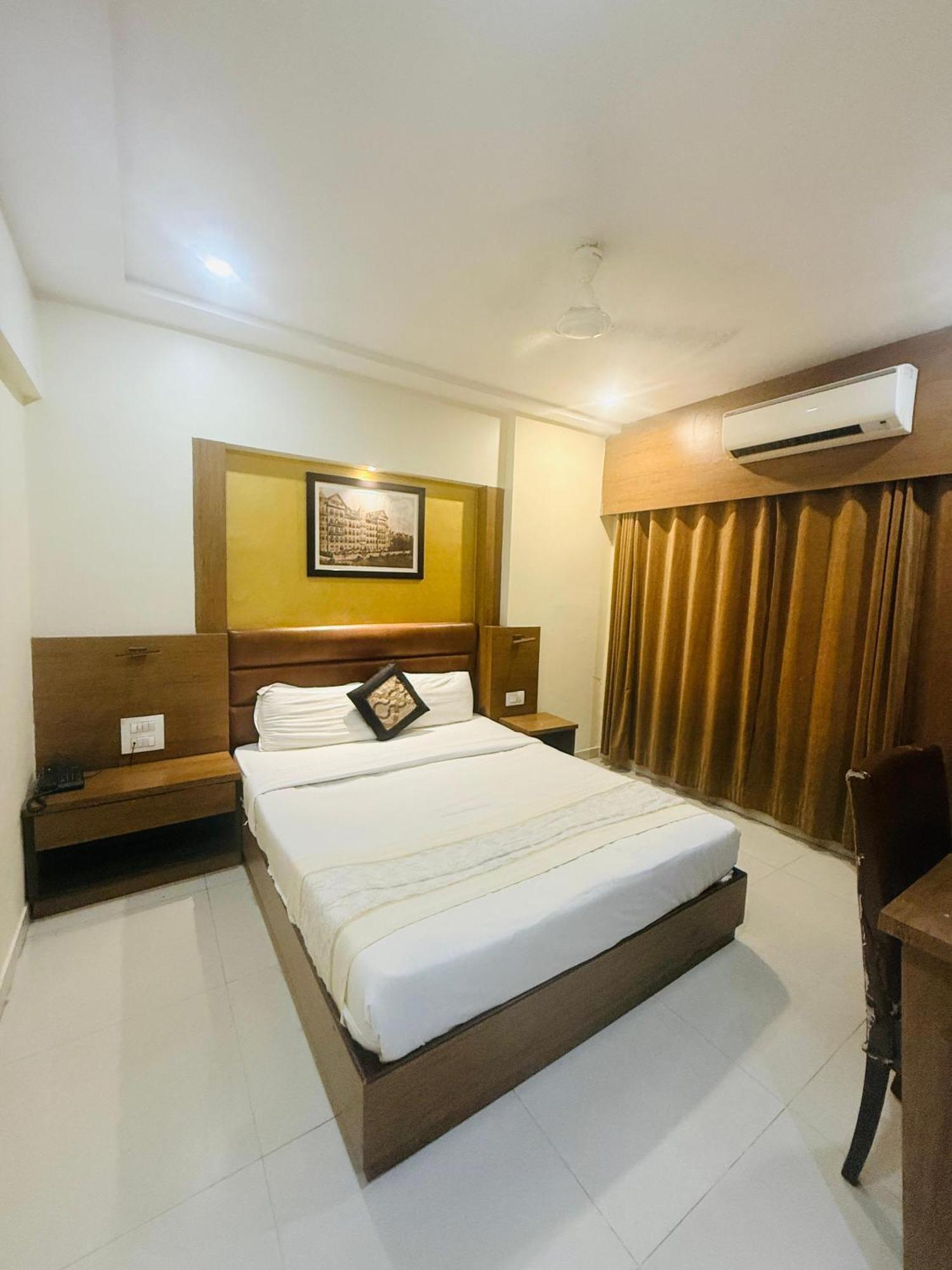 Hotel Crystal Luxury Inn- Bandra Мумбаи Экстерьер фото