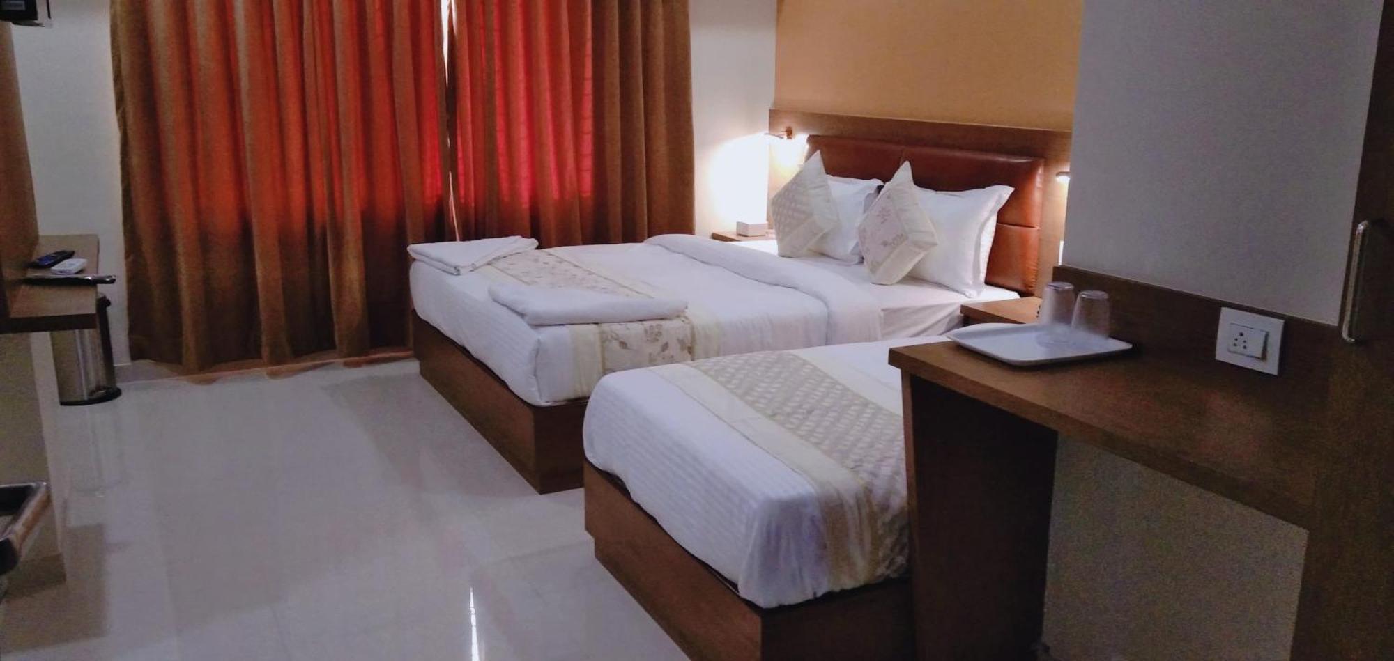 Hotel Crystal Luxury Inn- Bandra Мумбаи Экстерьер фото
