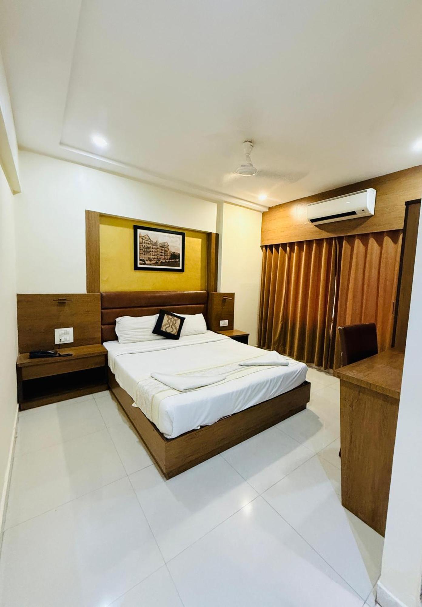 Hotel Crystal Luxury Inn- Bandra Мумбаи Экстерьер фото