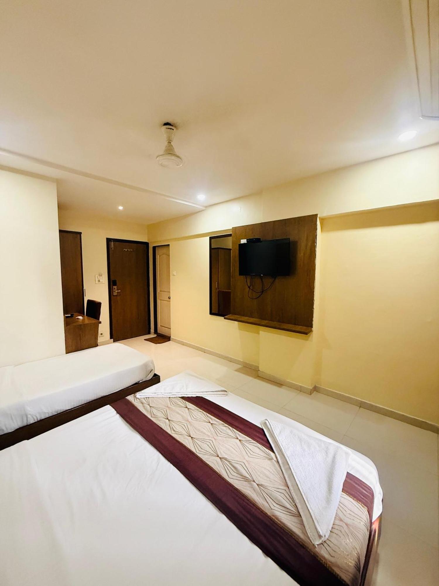 Hotel Crystal Luxury Inn- Bandra Мумбаи Экстерьер фото