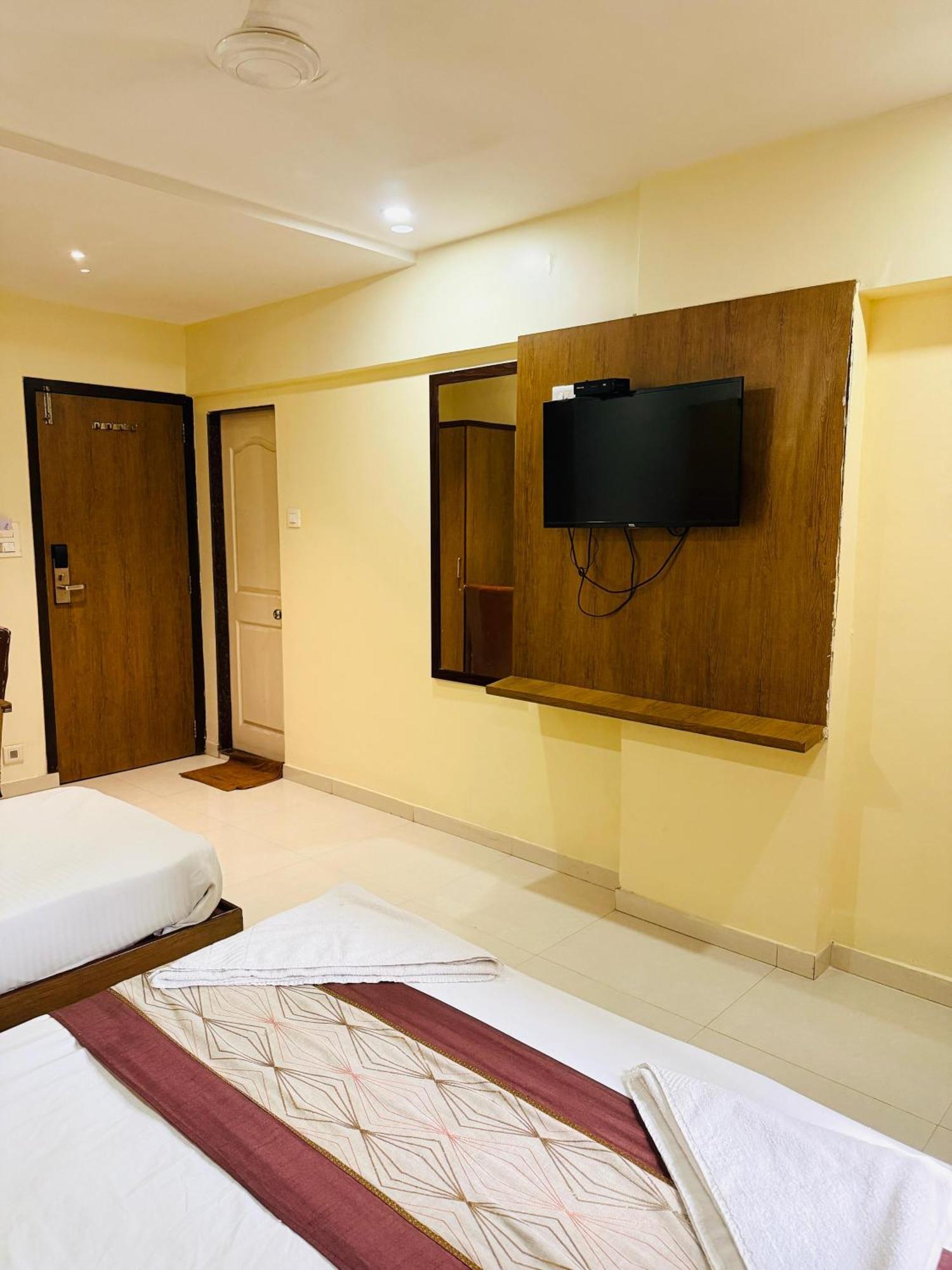 Hotel Crystal Luxury Inn- Bandra Мумбаи Экстерьер фото