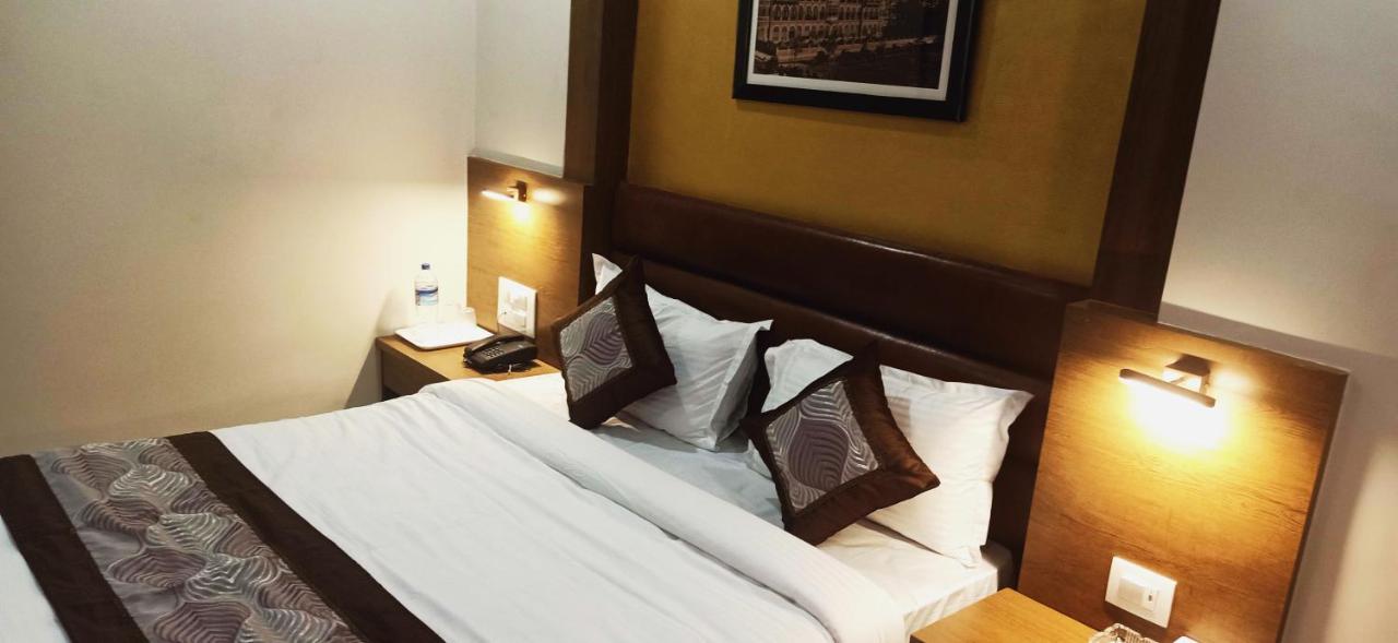 Hotel Crystal Luxury Inn- Bandra Мумбаи Экстерьер фото