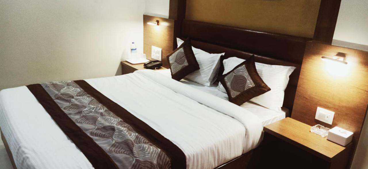 Hotel Crystal Luxury Inn- Bandra Мумбаи Экстерьер фото
