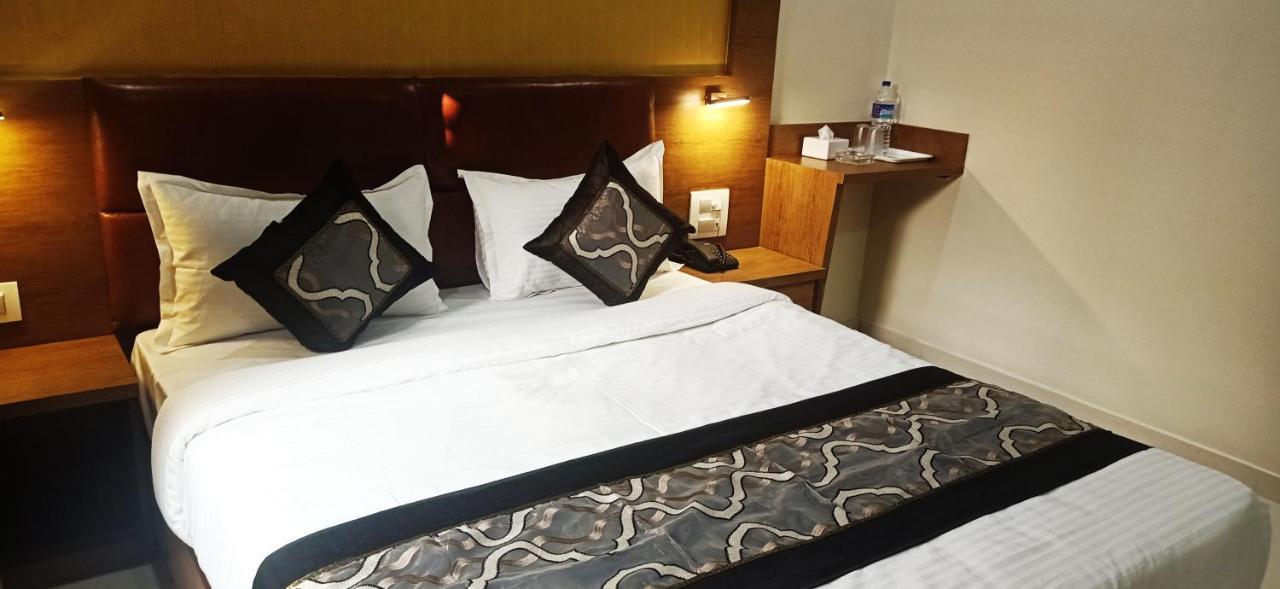 Hotel Crystal Luxury Inn- Bandra Мумбаи Экстерьер фото