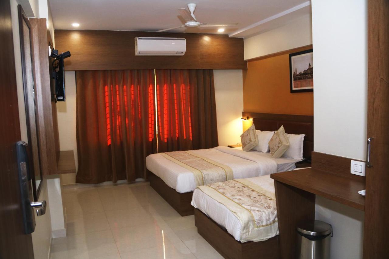 Hotel Crystal Luxury Inn- Bandra Мумбаи Экстерьер фото