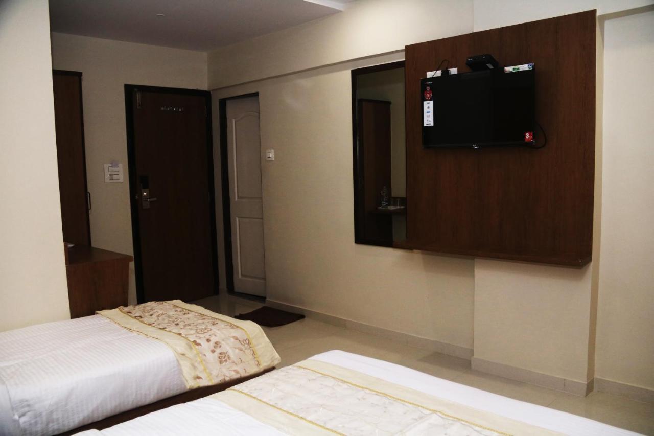 Hotel Crystal Luxury Inn- Bandra Мумбаи Экстерьер фото